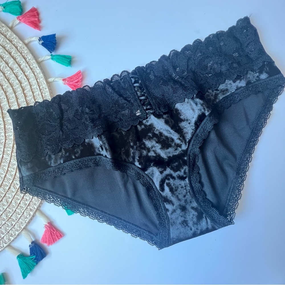 Victoria’s Secret Lacie Lace-Up Hiphugger Panty Black Small NEW
